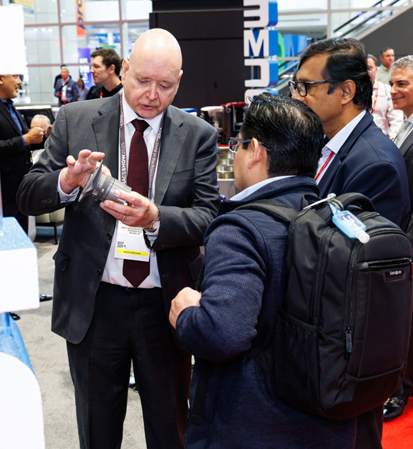 expo-booth-supplier-talking-to-retailers